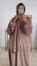 Charger l&#39;image dans la galerie, Abaya foulard intégré velours beige rosé
