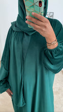 Charger l&#39;image dans la galerie, Abaya foulard intégré velours vert
